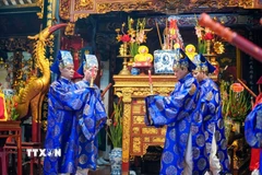 Thực hiện nghi thức lễ Thánh tại Đại đình. (Ảnh: Khánh Hoà/TTXVN)