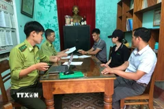 UBND xã Đakrông phối hợp với Trạm Kiểm Lâm Đakrông đã tiến hành bàn giao cá thể rái cá vuốt nhỏ cho Vườn Quốc gia Cúc phương và Trung tâm Bảo tồn động vật hoang dã tại Việt Nam. (Ảnh: TTXVN phát)