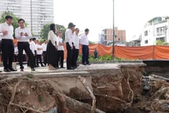 Đoạn sạt lở dài khoảng 30 m, rộng khoảng 16 m tính từ bờ kè vào đường Ba Đình - (Ảnh: Cổng thông tin điện tử TP. Hồ Chí Minh.)