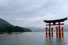 Cổng Torii của đền Itsukushima có chiều cao khoảng 16m, với hai cột chính lớn đứng dừng sững giữa biển. Đây là một trong những cánh cổng Torii nổi tiếng nhất Nhật Bản, tượng trưng cho ranh giới giữa thế giới phàm tục và thần linh. Khi thủy triều lên, cánh cổng dường như lơ lửng trên mặt nước, khi thủy triều rút, du khách có thể đi bộ tới chân cổng để ngắm nhìn từng nét chạm khắc tinh tế. (Nguồn: Vietnam+)