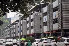 Bãi đỗ xe trên phố Nguyễn Công Hoan (Hà Nội) được xây dựng theo công nghệ Hàn Quốc, gồm 17 block cao 4 tầng, có hệ thống giám sát an ninh và các biện pháp phòng cháy chữa cháy. (Ảnh: Quốc Lũy/TTXVN)