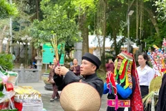Thầy Mo dâng hương tại Đền Đông Cuông để xin phép các vị thần linh tổ chức lễ hội. (Ảnh: TTXVN phát)