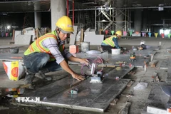 Lát đá sàn tầng 1 nhà ga hành khách sân bay Long Thành. (Ảnh: Công Phong/TTXVN)