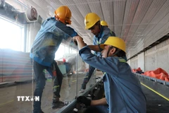 Lắp đặt thang bộ hành nhà ga hành khách sân bay Long Thành. (Ảnh: Công Phong/TTXVN)