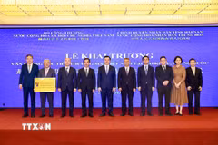 Đại diện phía Việt Nam và tỉnh Hải Nam, Trung Quốc chụp ảnh chung tại Lễ khai trương. (Ảnh: TTXVN phát)