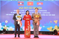 Lãnh đạo tỉnh Đồng Nai tặng quà đại diện Tổng lãnh sự Campuchia tại Thành phố Hồ Chí Minh và Tổng lãnh sự Lào tại Thành phố Hồ Chí Minh nhân dịp Tết cổ truyền. (Ảnh: Lê Xuân/TTXVN)