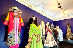 Bộ trang phục áo dài Nhật Bình nằm trong bộ sưu tập đặc biệt của Nhà thiết kế Cao Minh Tiến được trưng bày tại sự kiện cùng với trang phục của các nước cho tới 10/5. (Ảnh: TTXVN)