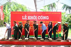 Thủ trưởng Bộ tư lệnh Quân khu 9, Đoàn Kinh tế 925 và lãnh đạo xã Đá Bạc thực hiện nghi thức động thổ khởi công xây dựng công trình. (Ảnh: Chanh Đa/TTXVN)