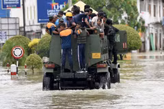Người dân sơ tán khỏi khu vực ngập lụt ở Gampaha, Sri Lanka. (Ảnh: THX/TTXVN)