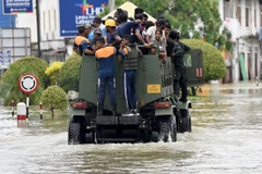 Người dân sơ tán khỏi khu vực ngập lụt ở Gampaha, Sri Lanka. (Ảnh: THX/TTXVN)