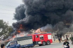 Khói đen bốc cao từ vụ cháy xưởng ở Thượng Hồng (Hưng Yên). (Ảnh: NDCC)