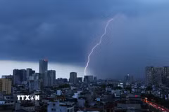Mây đen kèm mưa lớn và sấm chớp trên bầu trời phía Tây trung tâm Hà Nội lúc 18h. (Ảnh: Lâm Khánh/TTXVN)