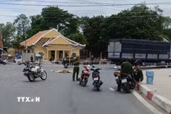 Hiện trường vụ tai nạn giao thông giữa xe tải và xe môtô trước Khu di tích Ngã tư Đức Hòa, xã Đức Hòa, tỉnh Tây Ninh khiến 2 người tử vong. (Ảnh: TTXVN phát)