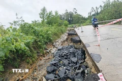 Tuyến đường huyết mạnh nối phía Tây với phía Đông tỉnh Đắk Lắk, cũng hư hỏng nặng do mưa lũ. (Ảnh: Tuấn Anh/TTXVN)
