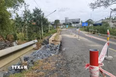 Sạt lở trên quốc lộ 29 làm tăng nguy cơ mất an toàn giao thông. (Ảnh: Tuấn Anh/TTXVN)
