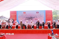 Các đại biểu thực hiện Lễ khởi công Dự án xây dựng Bệnh viện Hữu nghị Đà Nẵng-Xekong. (Ảnh: Xuân Tú/TTXVN)