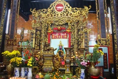 Gian giữa thờ Quan Công, một nhân vật lịch sử thời Tam Quốc được kính ngưỡng về lòng trung nghĩa và chí khí anh hùng.(Ảnh: Nguyễn Hằng/TTXVN)