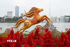 Linh vật ngựa đặt ở bờ Bắc sông Hương, thành phố Huế. (Ảnh: Nguyên Lý/TTXVN)