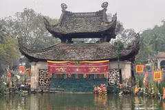 Biểu diễn múa rối nước do các nghệ nhân câu lạc bộ múa rối Chùa Thầy. (Ảnh: Tuyết Mai/TTXVN)
