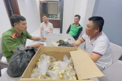 Cơ quan Công an lấy lời khai các đối tượng. (Nguồn: Nhân dân)