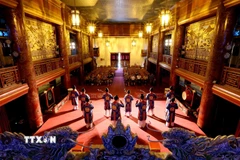 Những thanh âm trầm bổng, uy nghi của dàn Đại nhạc vang lên tại nhà hát Duyệt Thị Đường, tái hiện không gian văn hóa cung đình một thuở. (Ảnh: Nhật Anh/TTXVN)