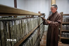 Chùa còn lưu giữ bộ kinh Phật khắc trên gỗ thị được đánh giá là cổ nhất của dòng thiền Lâm Tế. (Ảnh: Danh Lam/TTXVN)