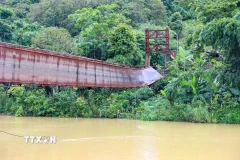 Cầu treo Pa Thơm bị đứt một bên dây văng, lật nghiêng 90 độ. (Ảnh: Xuân Tư/TTXVN)