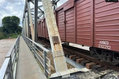 Tàu hàng gia tải cho cầu đường sắt. (Ảnh: VNR)