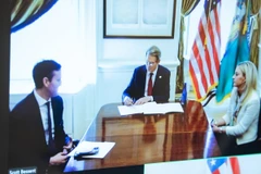 Ngày 17/4/2025, Ukraine thông báo nước này và Mỹ đã ký một Bản ghi nhớ, coi đây là bước đầu hướng tới việc đạt thỏa thuận về phát triển nguồn tài nguyên khoáng sản ở Ukraine. Trong ảnh: Bộ trưởng Tài chính Mỹ Scott Bessent (giữa) ký Bản ghi nhớ về thỏa thuận khoáng sản với Phó Thủ tướng thứ nhất kiêm Bộ trưởng Kinh tế Ukraine Yulia Svyrydenko. (Ảnh: AA/TTXVN)