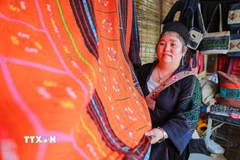 Sản phẩm thủ công của đồng bào Mông đen (Lào Cai). (Ảnh: Khánh Hoà/TTXVN)