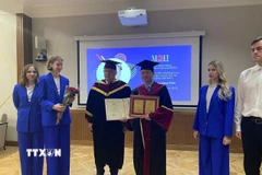 Giáo sư, Tiến sỹ Trần Hồng Thái nhận bằng và chứng nhận Tiến sỹ danh dự của MPEI từ Giáo sư Nikolay Rogalev. (Ảnh: TTXVN phát)