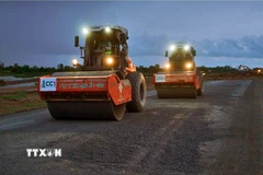 Với tinh thần “vượt nắng, thắng mưa”, các đơn vị thi công quyết tâm làm đêm, làm ngày để hoàn thành dự án đúng tiến độ đề ra. (Ảnh: Huỳnh Anh/TTXVN)