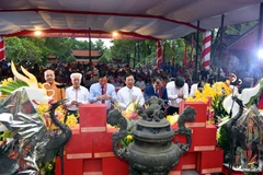 Các đại biểu dâng hương tưởng niệm Anh hùng dân tộc, Danh nhân văn hóa thế giới Nguyễn Trãi. (Ảnh: Mạnh Tú/TTXVN)