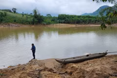 Chính quyền xã Sơn Thuỷ đề nghị tỉnh Quảng Ngãi và cấp thẩm quyền sớm đầu tư cứng hóa tuyến đường và xây cầu vượt sông.