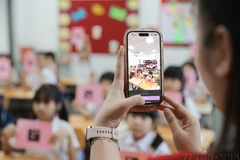 Ứng dụng công nghệ số trong giờ học thực hành. (Ảnh: Nguyễn Thành/TTXVN)