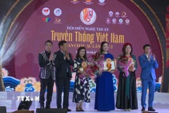 Ban tổ chức trao giải thưởng cho các nghệ sỹ. (Ảnh: Ngọc Long/TTXVN)