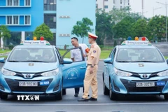 Kiếm tra phương tiện, thiết bị phục vụ sát hạch giấy phép lái xe ôtô tại Thái Nguyên. (Ảnh: Hoàng Nguyên/TTXVN)