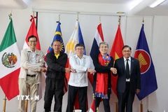 Các Đại sứ ACMC chụp ảnh chung tại lễ bàn giao. (Ảnh: Phi Hùng/TTXVN)