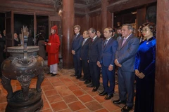 Các đại biểu thực hiện nghi lễ dâng hương ở đền thờ Chu Văn An tại Văn Miếu - Quốc Tử Giám, nơi là biểu tượng trường tồn của nền đạo học và trí tuệ Việt Nam. (Ảnh: Phan Phương/TTXVN)