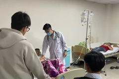 Các bệnh nhân bị ngộ độc nằm điều trị tại bệnh viện. (Nguồn: Nhân Dân)