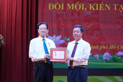 Nhà xuất bản Chính trị quốc gia Sự thật đã trao tặng đồng chí Nguyễn Tấn Dũng Kỷ niệm chương “Vì sự nghiệp xuất bản sách lý luận, chính trị của Đảng và Nhà nước.” (Ảnh: Hữu Duyên/TTXVN)