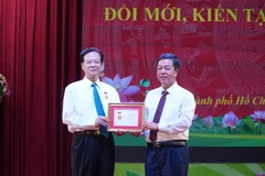 Nhà xuất bản Chính trị quốc gia Sự thật đã trao tặng đồng chí Nguyễn Tấn Dũng Kỷ niệm chương “Vì sự nghiệp xuất bản sách lý luận, chính trị của Đảng và Nhà nước.” (Ảnh: Hữu Duyên/TTXVN)