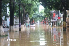 Đường Bế Văn Đàn, phường Thục Phán (Cao Bằng) bị ngập sâu. (Ảnh: Chu Hiệu/TTXVN)