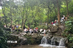 Du khách vui chơi tại suối Côn Sơn. (Ảnh: TTXVN phát)