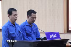 Bị cáo Cao Văn Luyện và Đỗ Văn Giỏi tại phiên tòa. (Ảnh: Huỳnh Sơn/TTXVN)