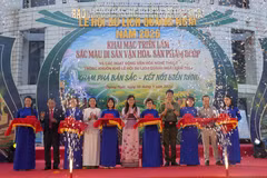Các đại biểu cắt băng khai mạc triển lãm. (Ảnh: Dư Toán/TTXVN)