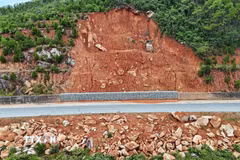 Đất đá từng nhiều lần tràn xuống trên tuyến đường tỉnh 547 thuộc khu vực thôn Kim Sơn, xã Kỳ Xuân sau mưa lớn. (Ảnh: Hữu Quyết/TTXVN)