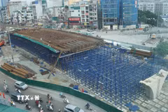 Nhà thầu tăng tốc thi công cầu vượt tại nút giao Láng Hạ. (Ảnh: Nguyễn Thắng/TTXVN)