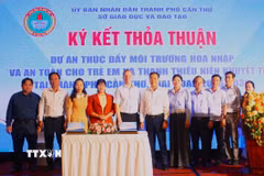 Các bên ký kết Biên bản hợp tác. (Ảnh: Ánh Tuyết/TTXVN)