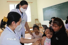 Ttiêm vaccine cho trẻ em tại ấp Mười Mẫu, xã Hưng Phước (Đồng Nai). (Ảnh: K GỬIH/TTXVN)